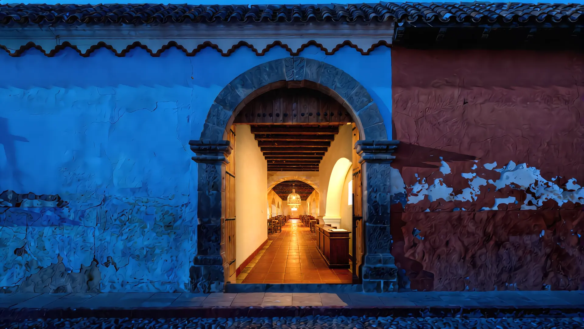 Fachada colonial del restaurante al anochecer